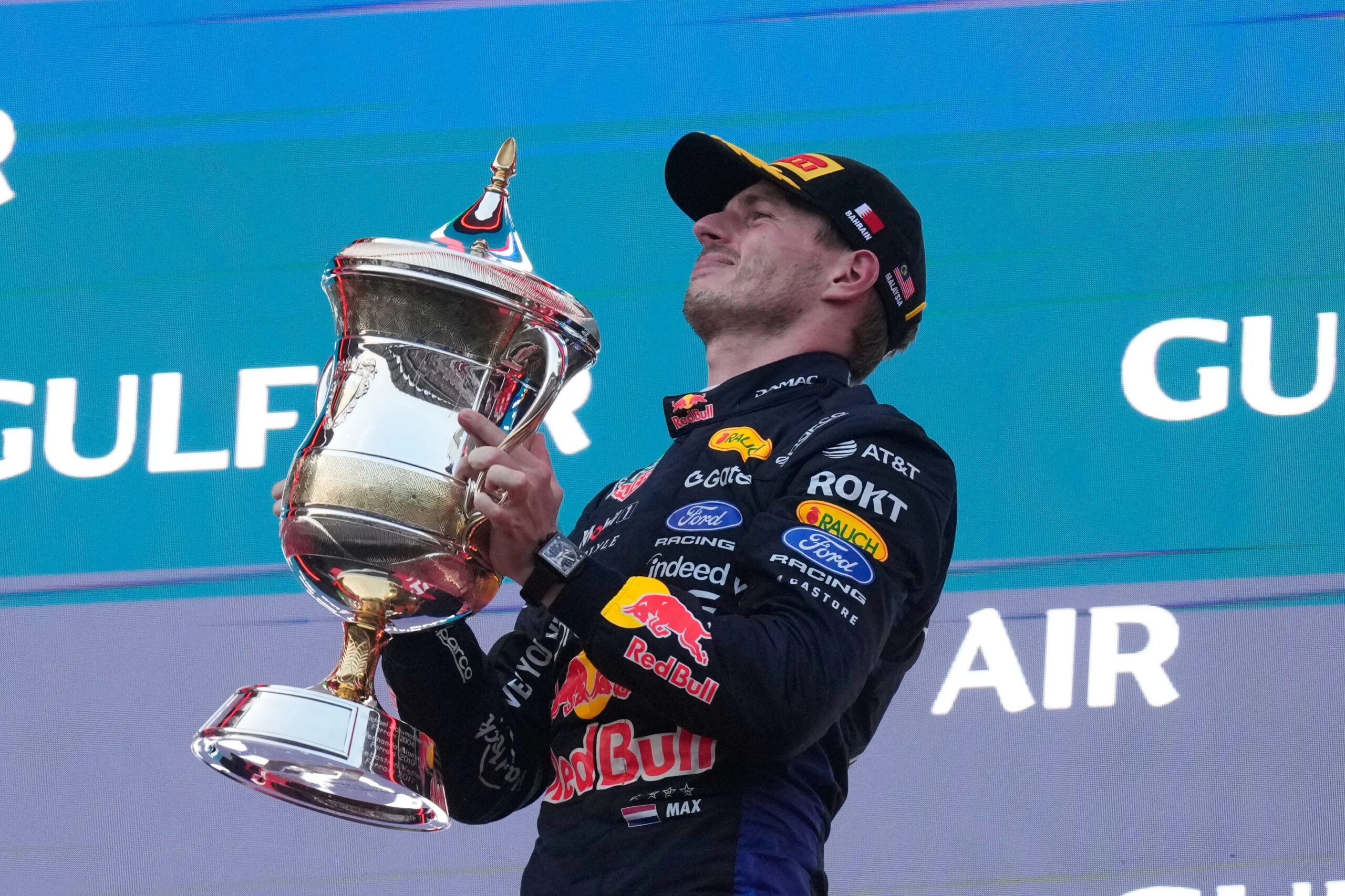 Verstappen supera a Antonelli y gana el Gran Premio de Bahréin de Fórmula 1 en Malasia, mientras que Russell abandona el campeonato.