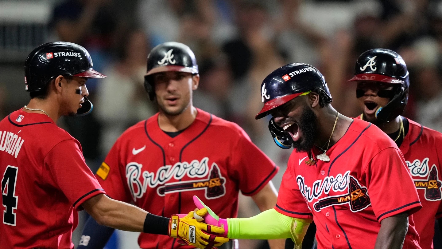 Los Bravos conectaron 3 jonrones y Chris Sale cerró la victoria por 6-2 sobre los Filis para ganar la Serie de Comodines.