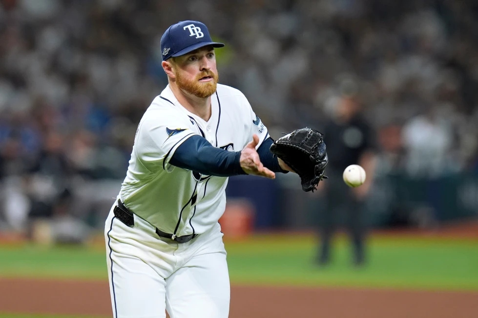 Wells puso fin al intento de juego sin hits de Rasmussen en la octava entrada del Juego 1 de la Serie Divisional de la Liga Americana entre los Yankees y los Rays.