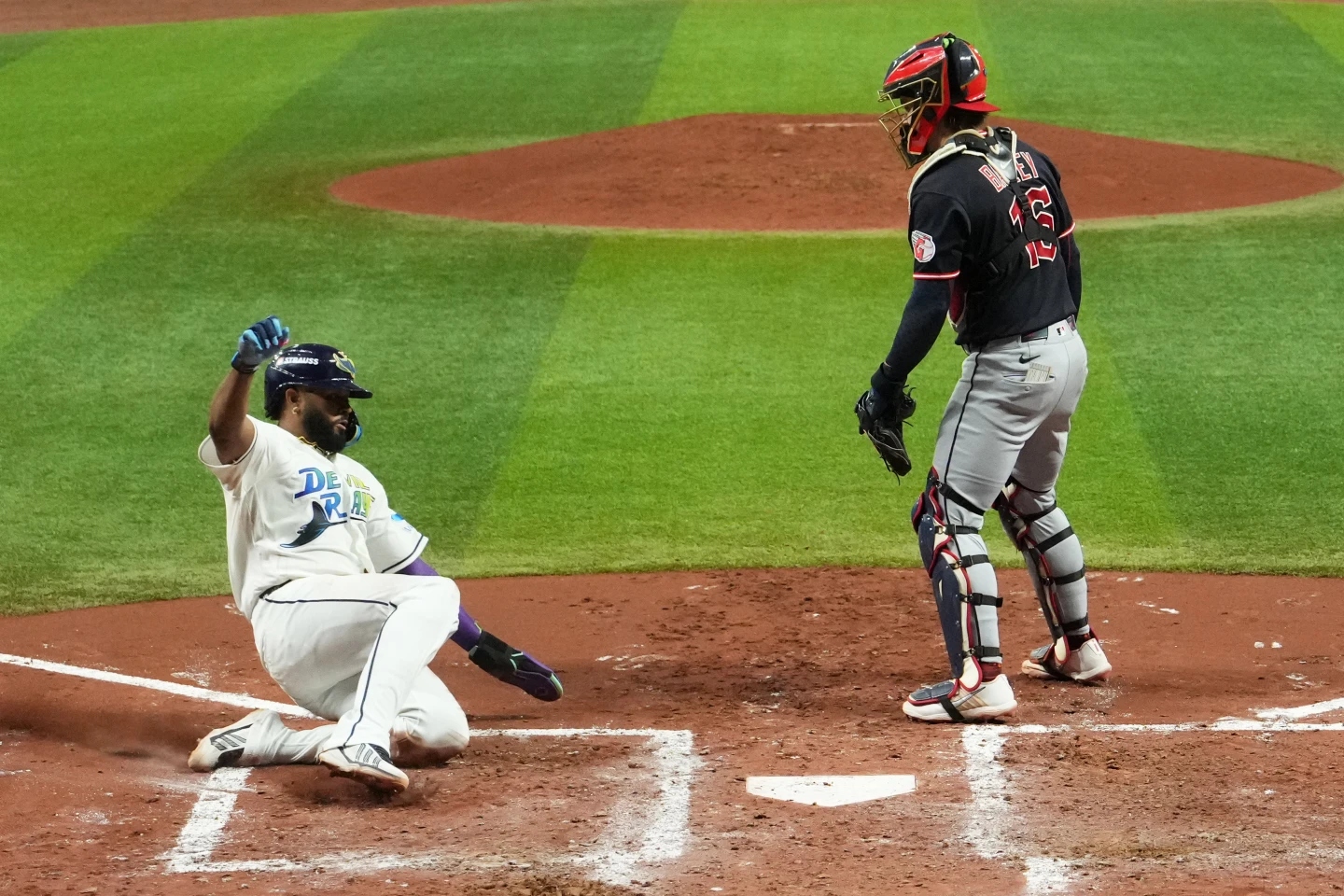 Peralta, Caminero y Díaz lideran a los Rays a una victoria de 7-3 sobre los Guardianes y un viaje a la Serie Mundial.