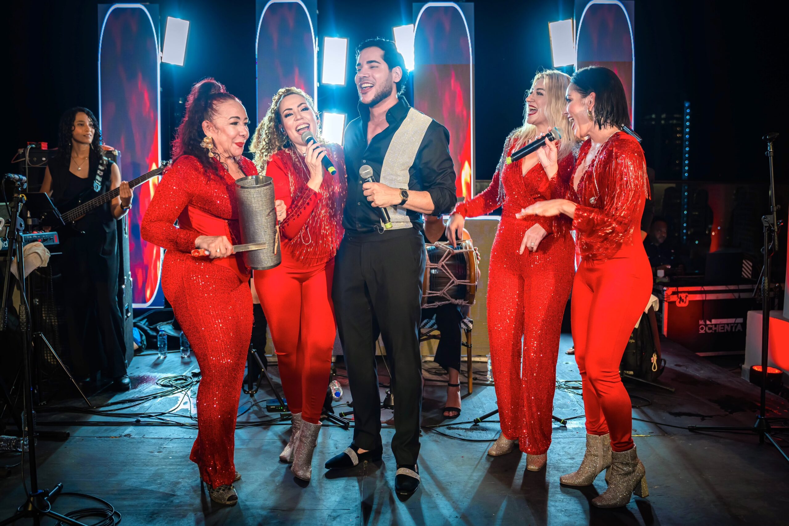 Doctor Marcos Pumarol celebra junto a "Las Chicas El Reencuentro"