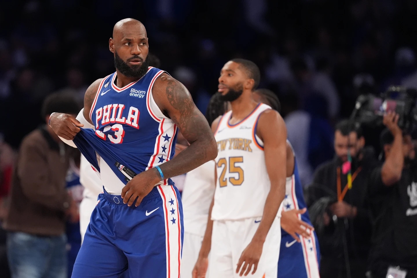 Trump critica duramente a la estrella de los 76ers, LeBron James, calificándolo de "vergüenza" por no quedarse quieto durante el himno nacional.