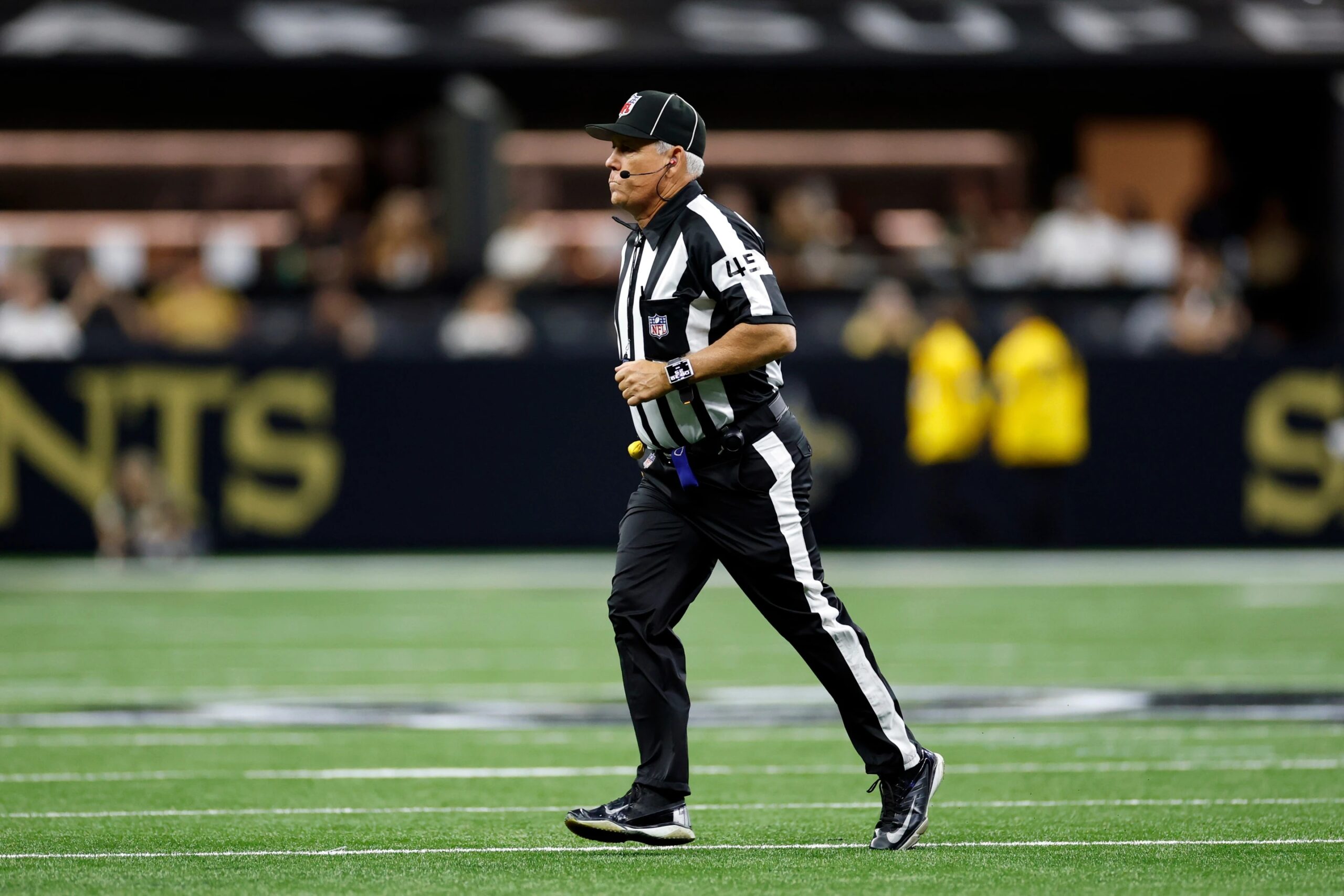 La NFL suspende a un árbitro por dos partidos por insultar al ala cerrada de Arizona, Trey McBride.