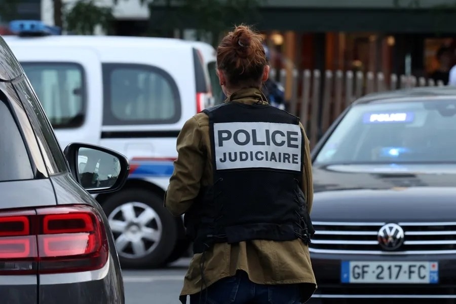 Detenido un menor en Francia tras disparar al director de un instituto y a una profesora